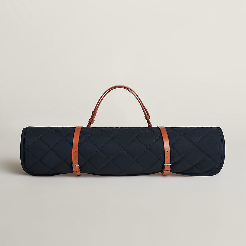 Hermès エルメス 犬用マット （フー / ネイビー） Reversible dog mat | Hermès USA